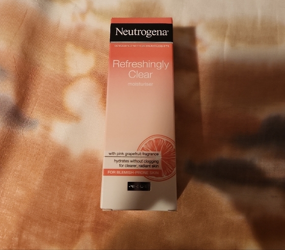 Neutrogena Refreshingly Clear Moisturiser 50ml - Picture 1 of 2